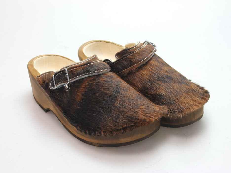 Holzschuh in Rindfell mit Lederfutter