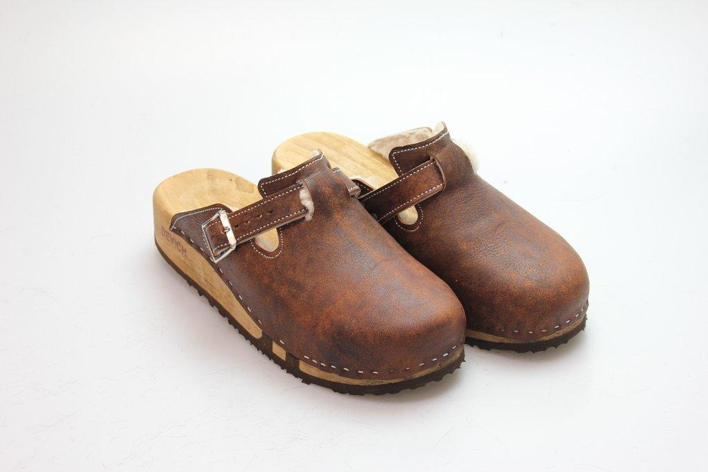 Bewegliche Clogs mit Keilsohle in Leder gefüttert