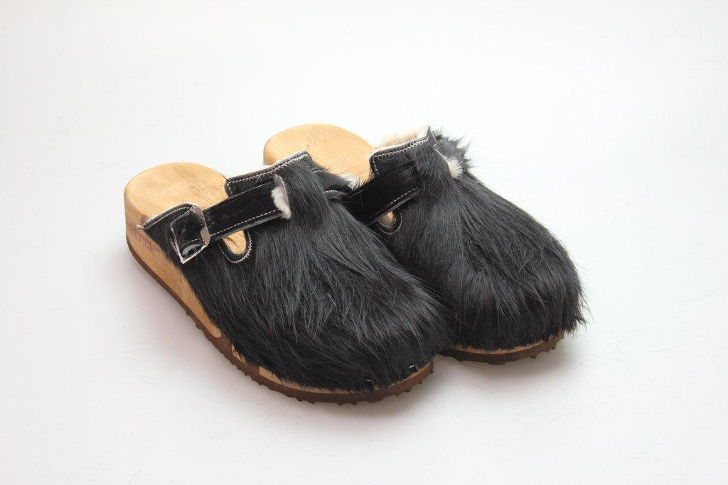 Bewegliche Clogs mit Keilsohle in Fell gefüttert