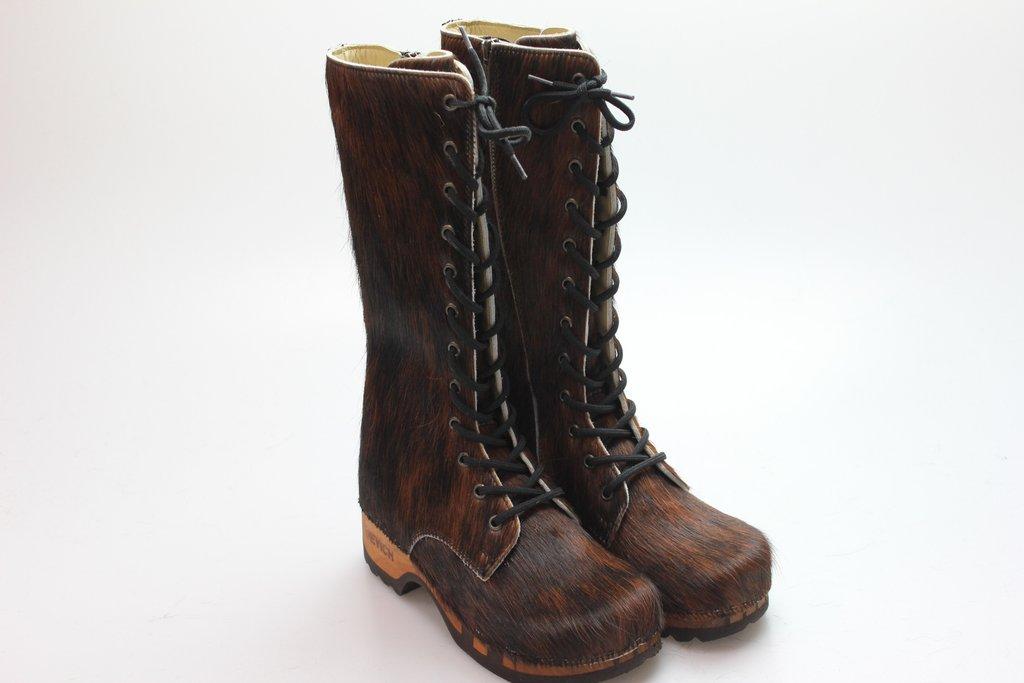 Hoher Schnürstiefel in Fell