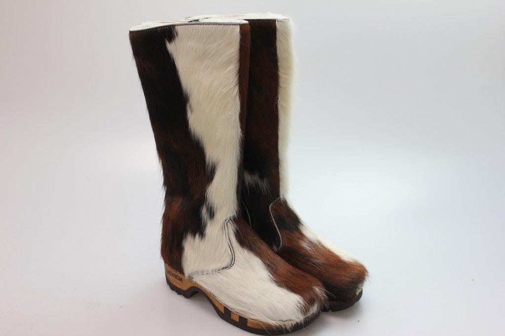 Hoher Stiefel in Fell mit Schaffellfutter