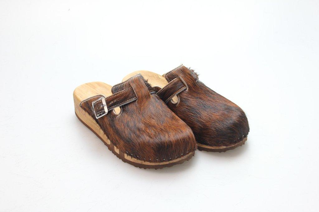 Bewegliche Clogs mit Keilsohle in Fell