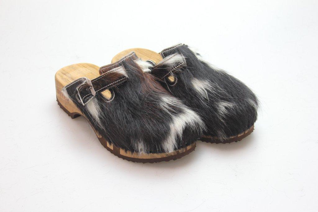 Bewegliche Clogs mit Absatz in Fell