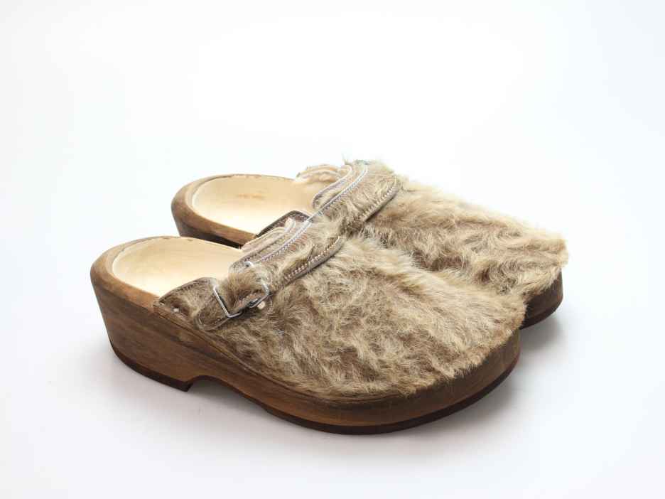 Holzschuh in Rindfell mit Schaffell gefüttert