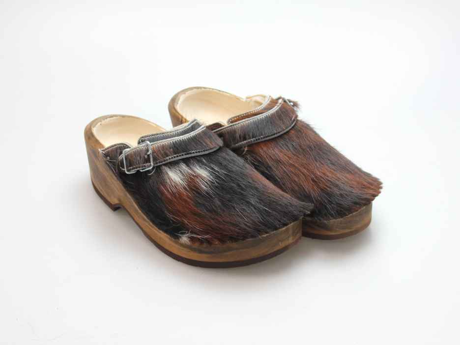 Holzschuh in Rindfell mit Schaffell gefüttert