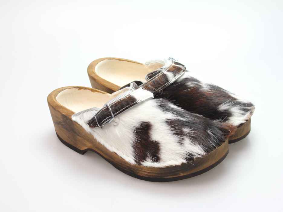 Holzschuh in Rindfell mit Schaffell gefüttert