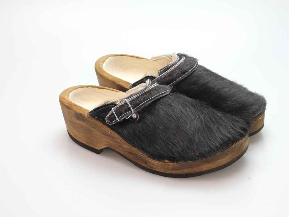 Holzschuh in Rindfell mit Schaffell gefüttert