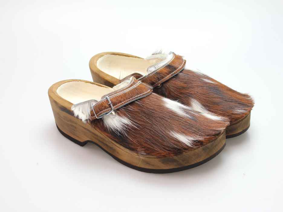 Holzschuh in Rindfell mit Schaffell gefüttert