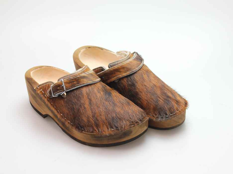 Holzschuh in Rindfell mit Schaffell gefüttert