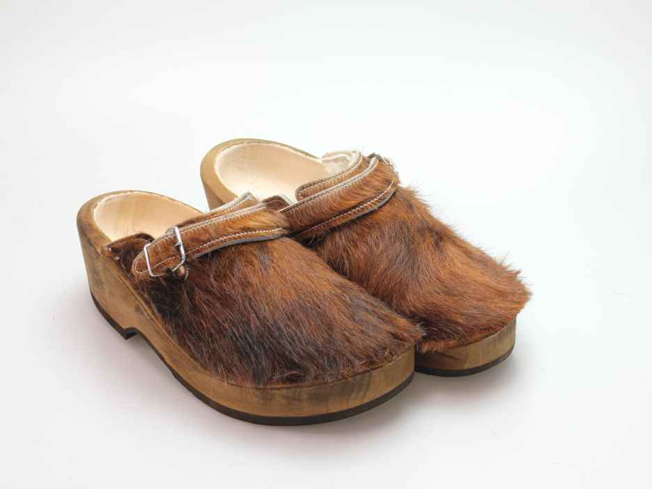 Holzschuh in Rindfell mit Schaffell gefüttert