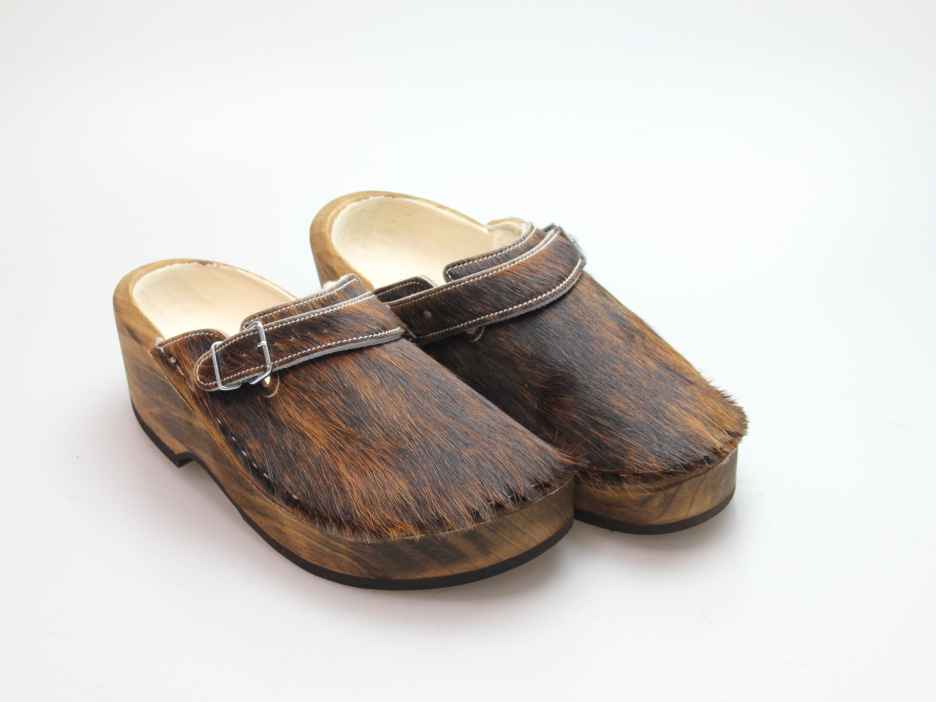 Holzschuh in Rindfell mit Schaffell gefüttert