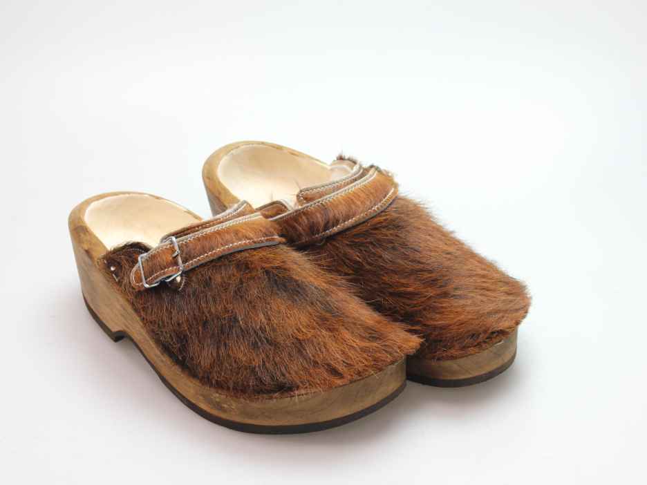 Holzschuh in Rindfell mit Schaffell gefüttert