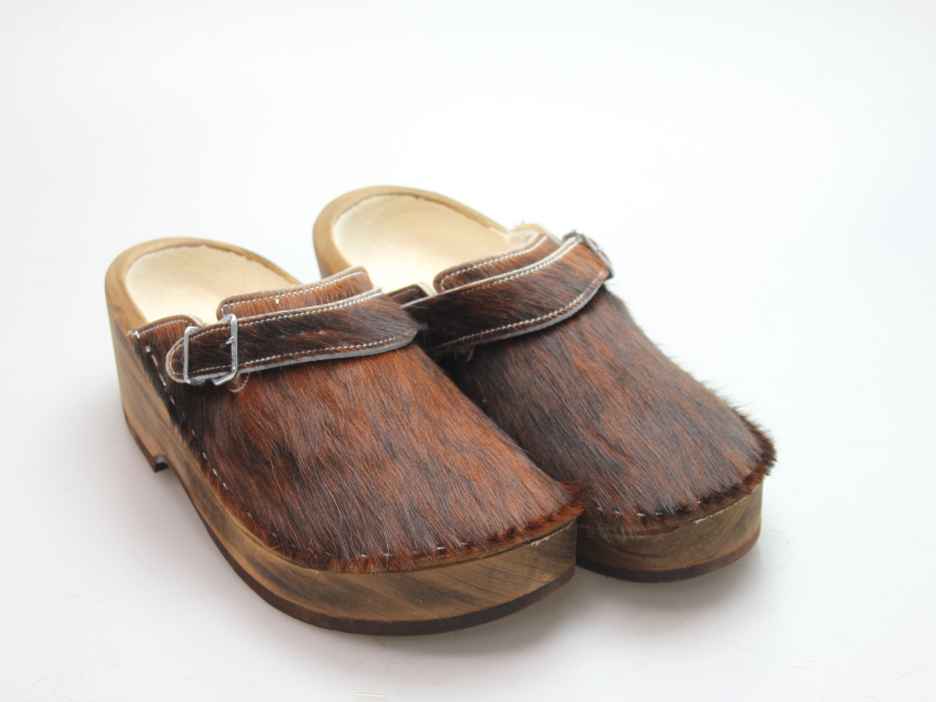 Holzschuh in Rindfell mit Schaffell gefüttert