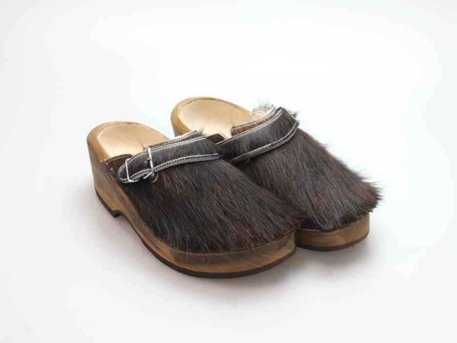 Holzschuh in Rindfell mit Schaffell gefüttert