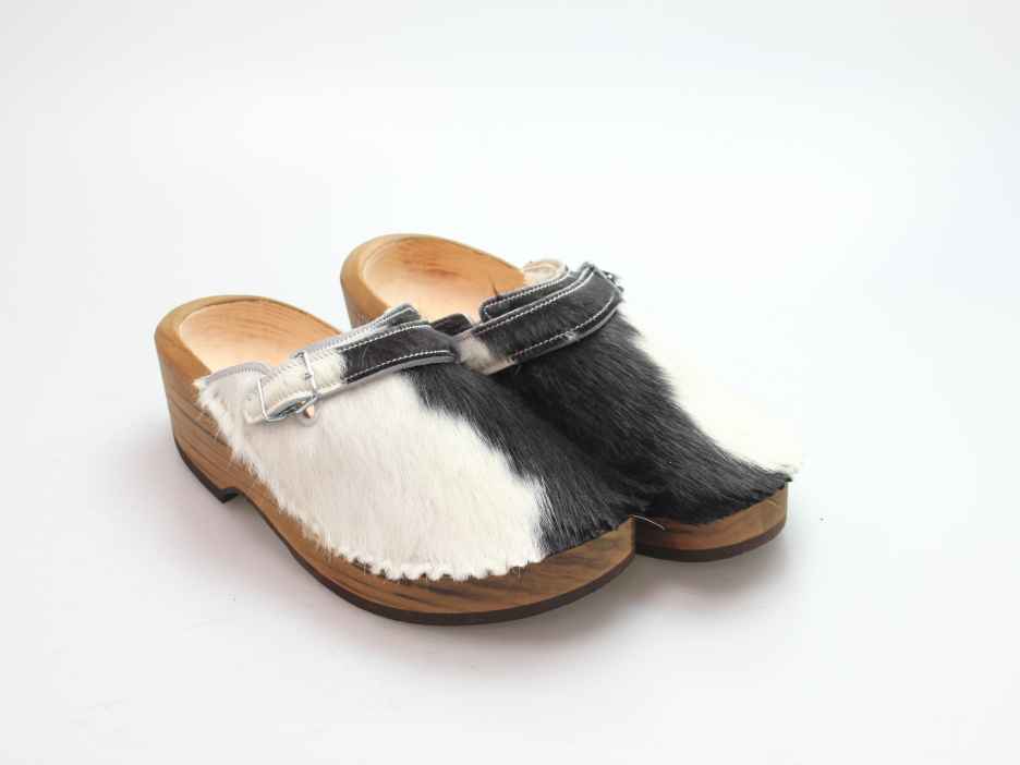 Holzschuh in Rindfell mit Schaffell gefüttert