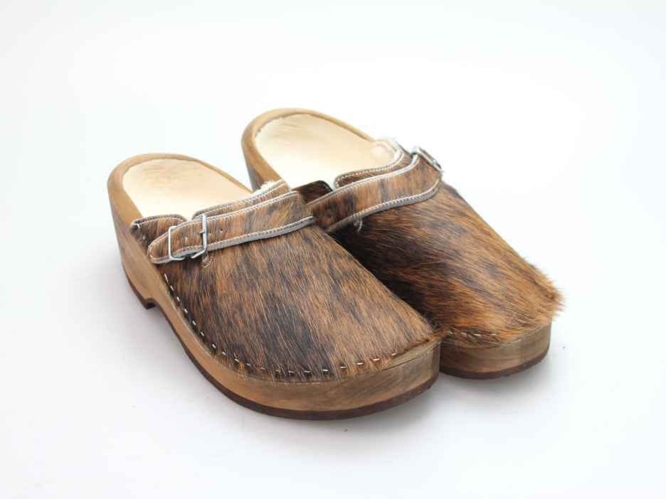 Holzschuh in Rindfell mit Schaffell gefüttert