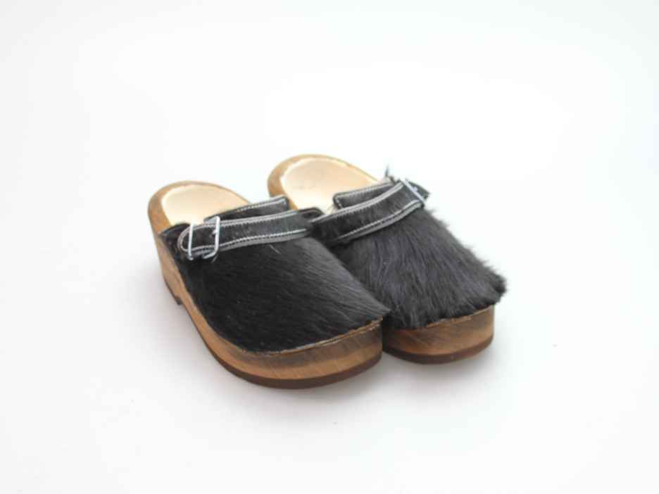 Holzschuh in Rindfell mit Schaffell gefüttert