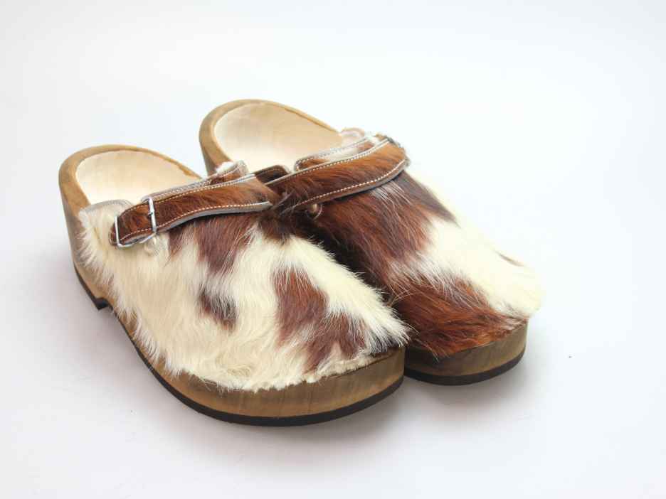 Holzschuh in Rindfell mit Schaffell gefüttert