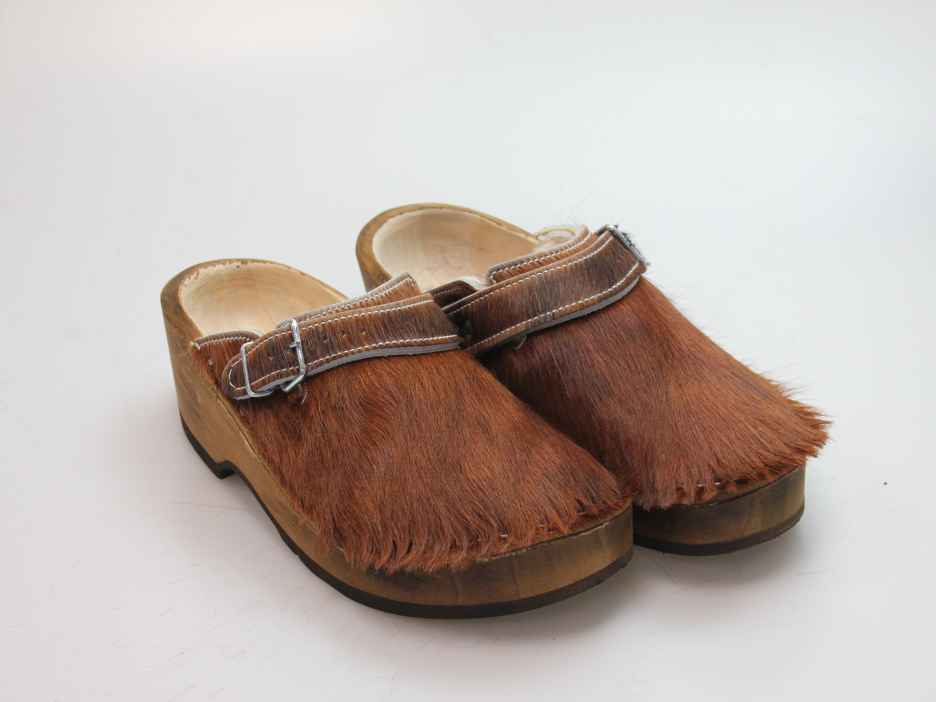 Holzschuh in Rindfell mit Schaffell gefüttert