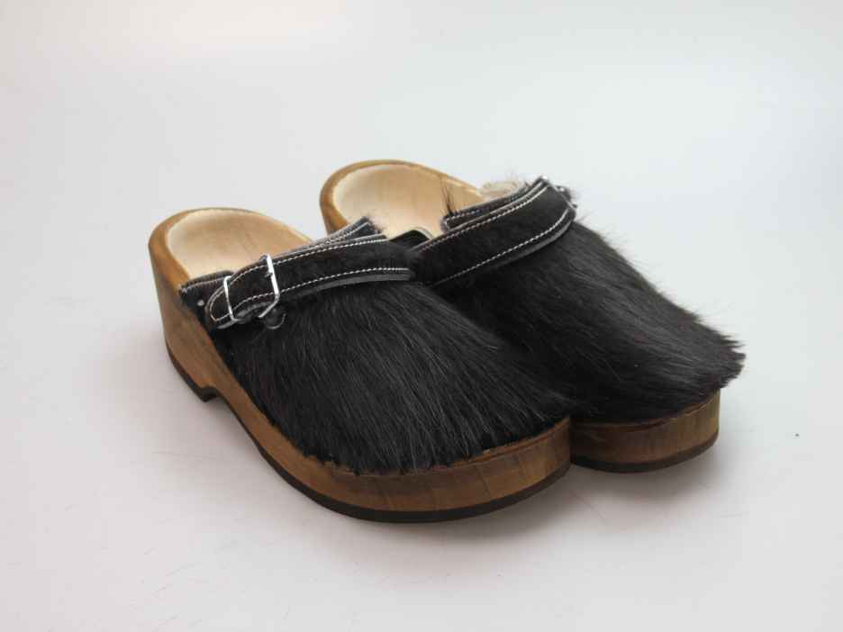 Holzschuh in Rindfell mit Schaffell gefüttert