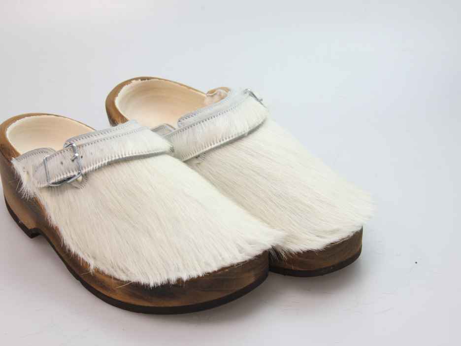 Holzschuh in Rindfell mit Schaffell gefüttert