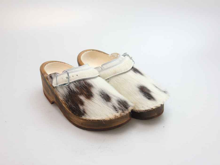Holzschuh in Rindfell mit Schaffell gefüttert