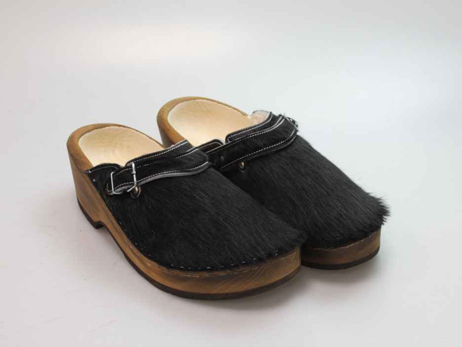 Holzschuh in Rindfell mit Schaffell gefüttert