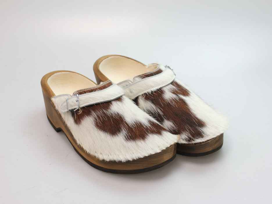 Holzschuh in Rindfell mit Schaffell gefüttert