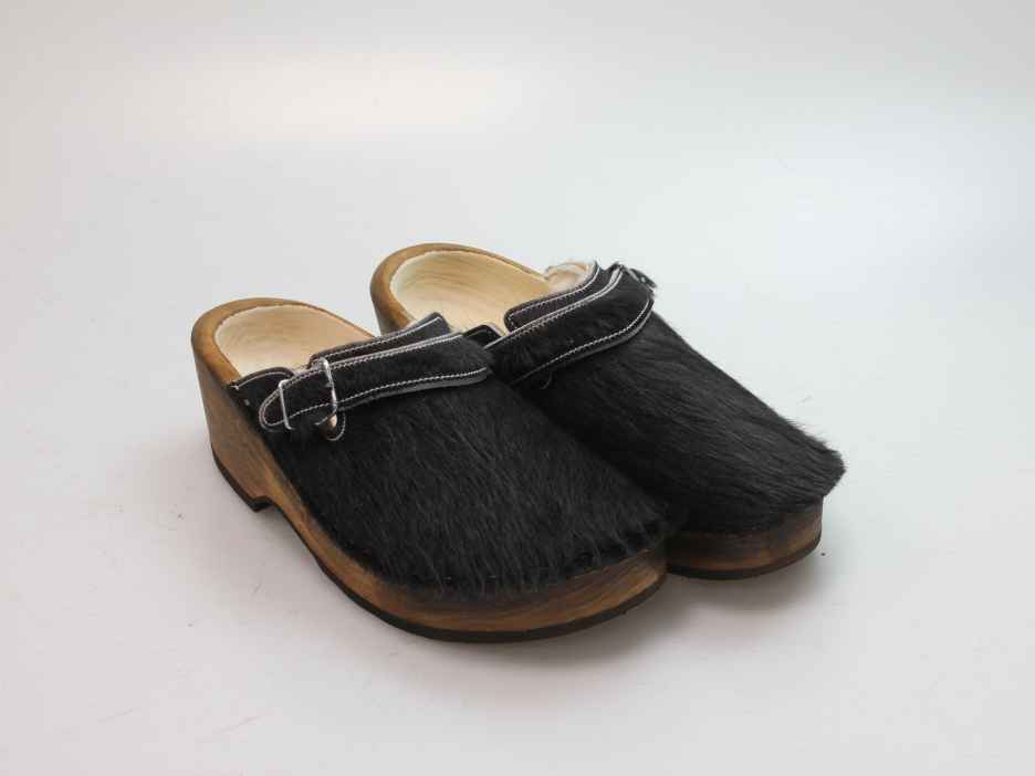 Holzschuh in Rindfell mit Schaffell gefüttert