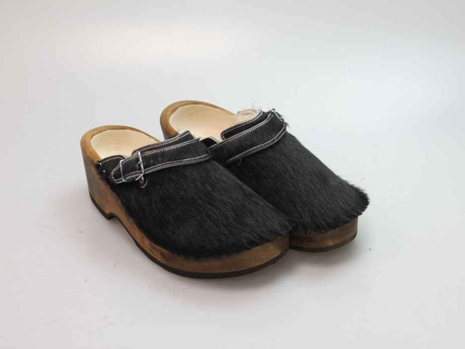Holzschuh in Rindfell mit Schaffell gefüttert