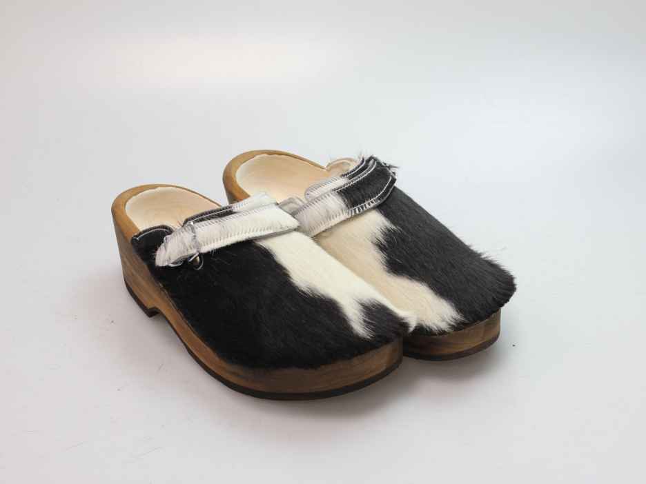 Holzschuh in Rindfell mit Schaffell gefüttert