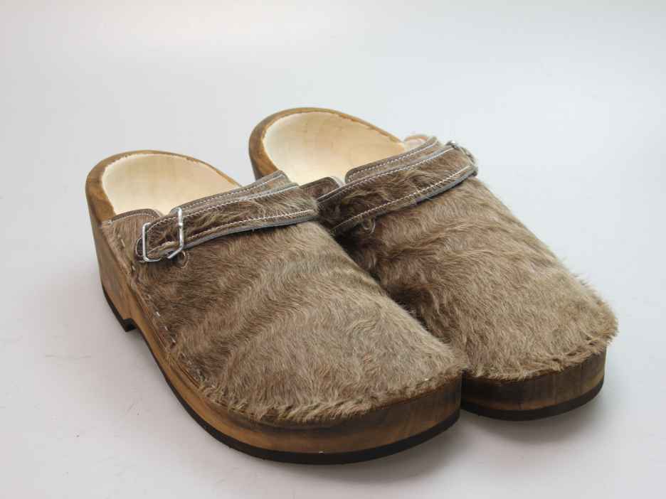 Holzschuh in Rindfell mit Schaffell gefüttert