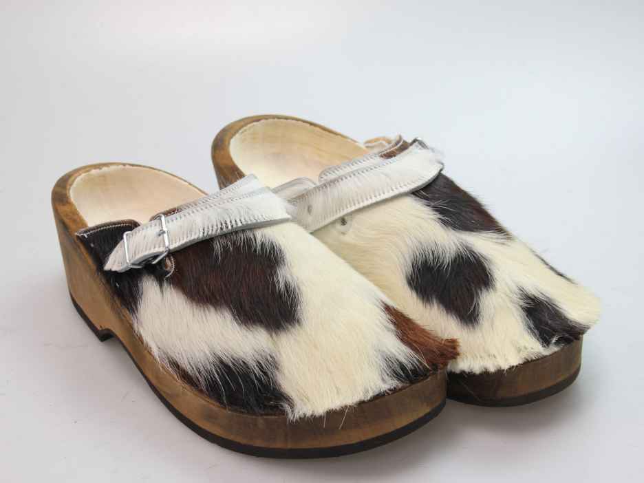 Holzschuh in Rindfell mit Schaffell gefüttert
