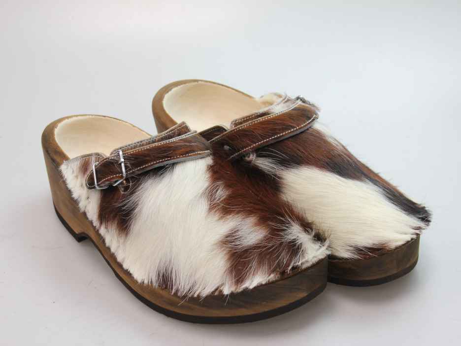 Holzschuh in Rindfell mit Schaffell gefüttert