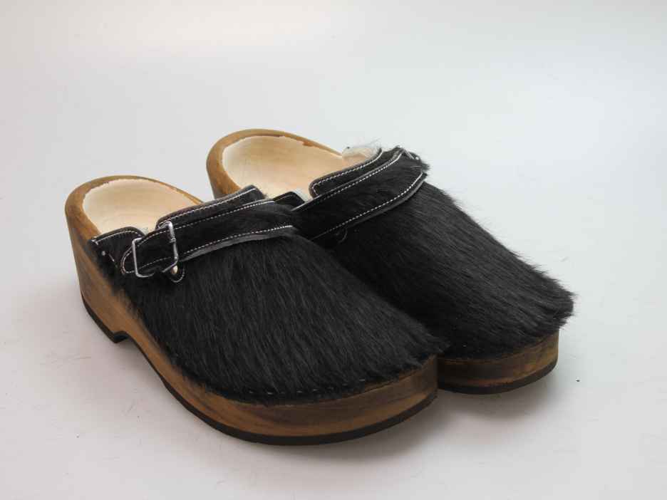 Holzschuh in Rindfell mit Schaffell gefüttert