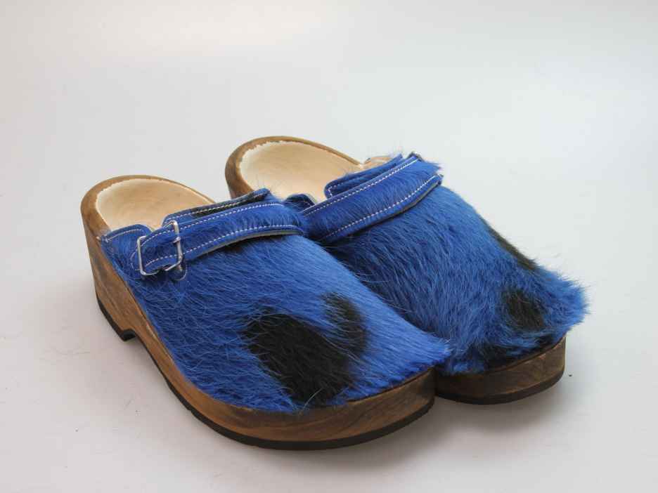 Holzschuh in Rindfell mit Schaffell gefüttert