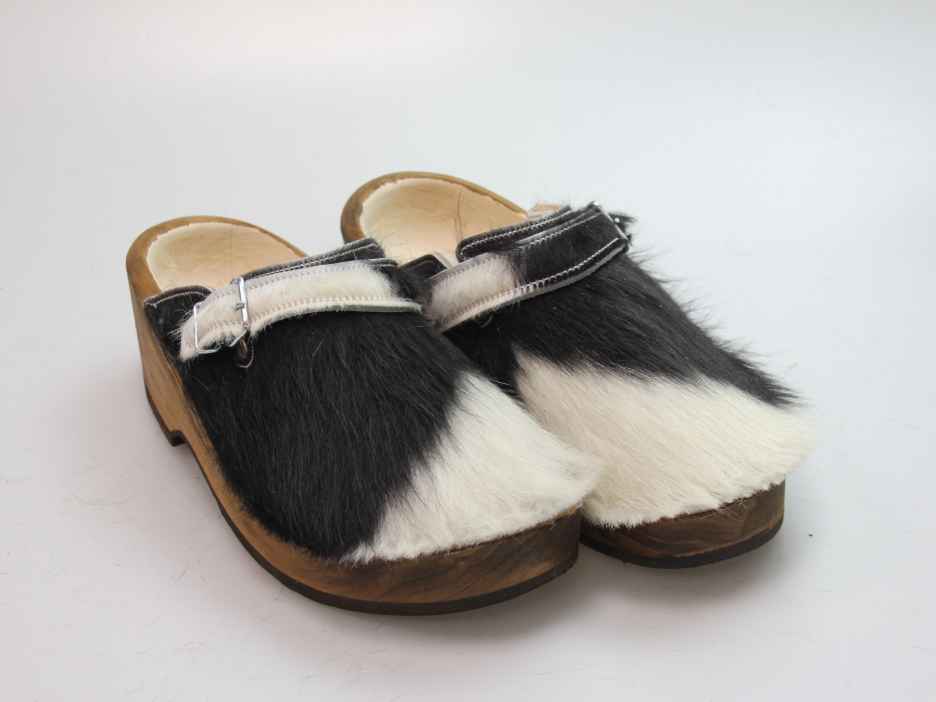 Holzschuh in Rindfell mit Schaffell gefüttert