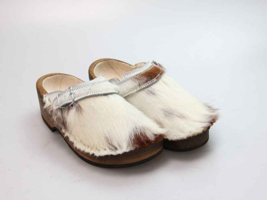 Holzschuh in Rindfell mit Schaffell gefüttert