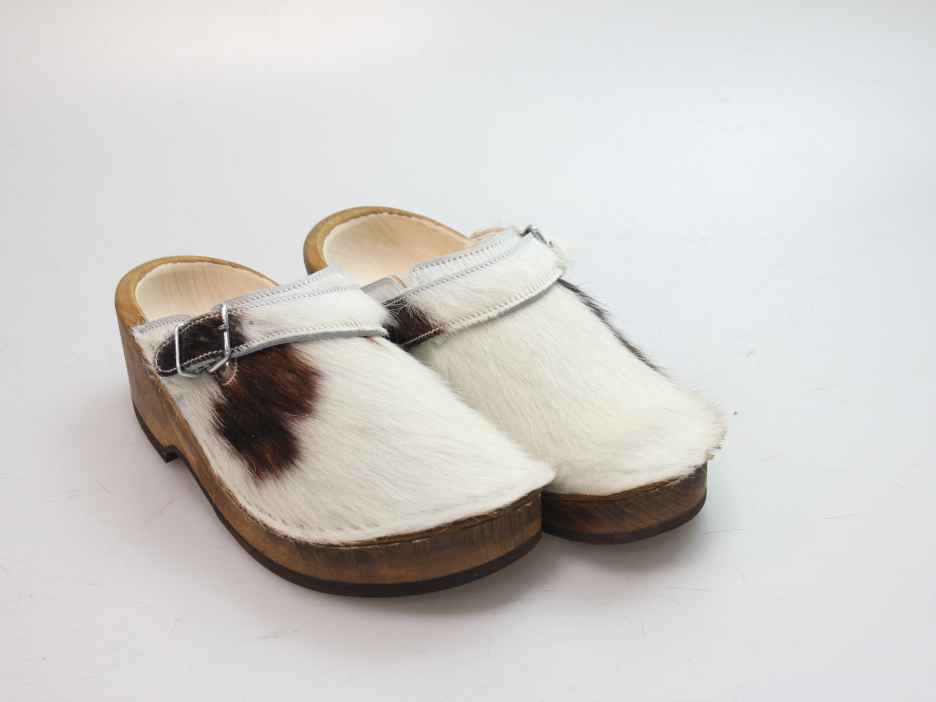 Holzschuh in Rindfell mit Schaffell gefüttert