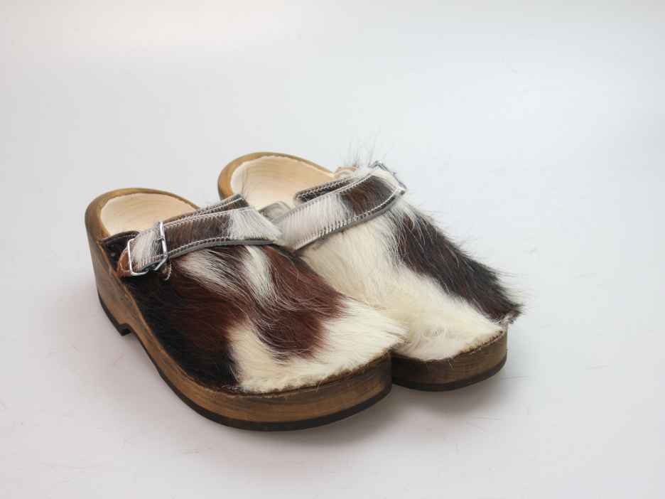 Holzschuh in Rindfell mit Schaffell gefüttert