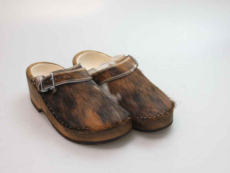 Holzschuh in Rindfell mit Schaffell gefüttert