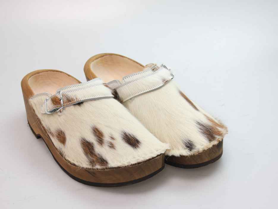 Holzschuh in Rindfell mit Schaffell gefüttert