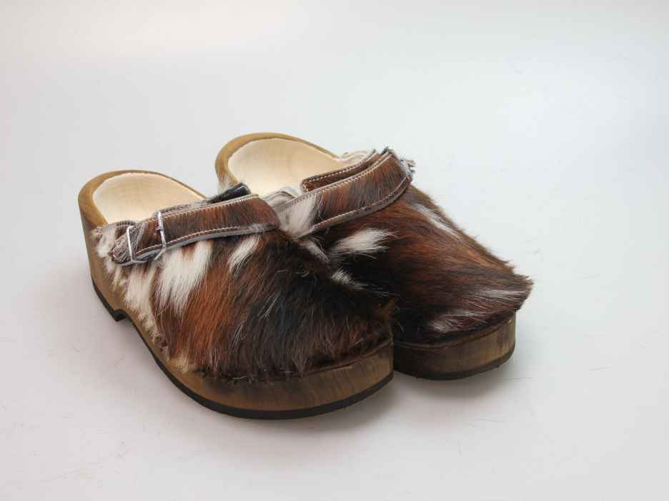 Holzschuh in Rindfell mit Schaffell gefüttert