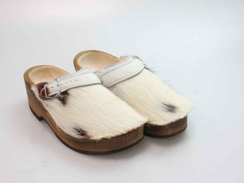 Holzschuh in Rindfell mit Schaffell gefüttert