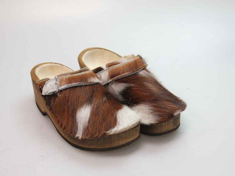 Holzschuh in Rindfell mit Schaffell gefüttert