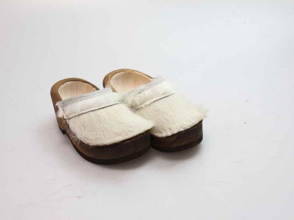 Holzschuh in Rindfell mit Schaffell gefüttert
