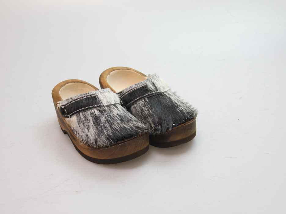 Holzschuh in Rindfell mit Schaffell gefüttert