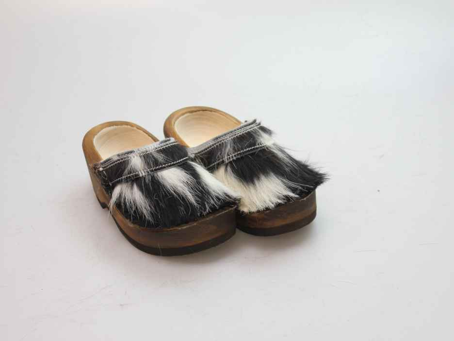 Holzschuh in Rindfell mit Schaffell gefüttert