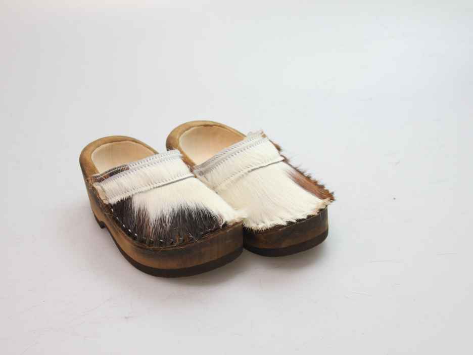 Holzschuh in Rindfell mit Schaffell gefüttert