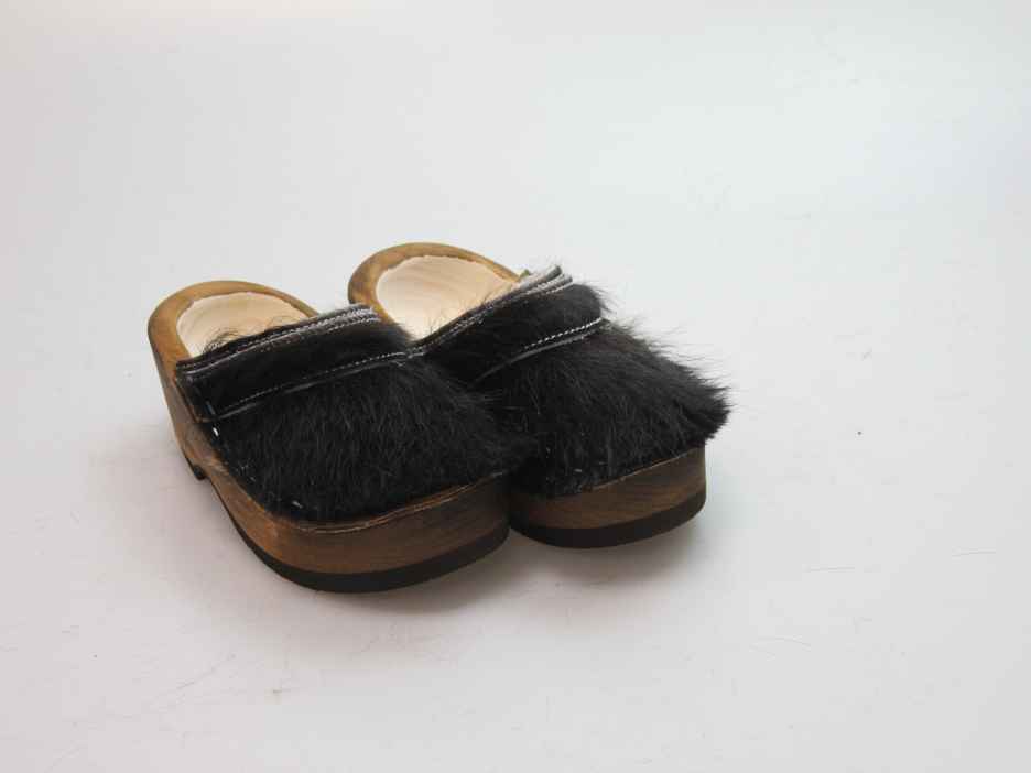 Holzschuh in Rindfell mit Schaffell gefüttert